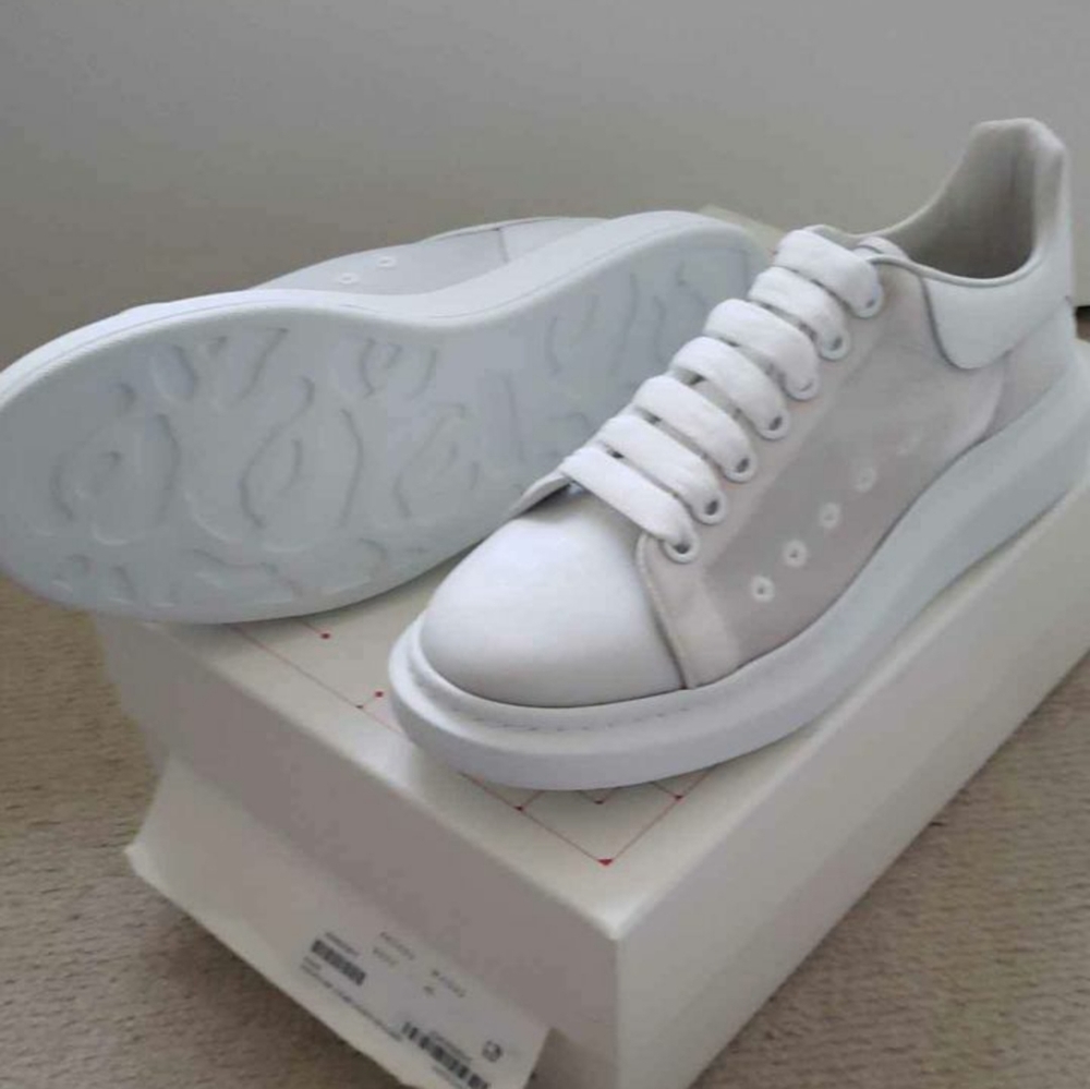Host pick 🔥Alexander McQueen Sneaker
